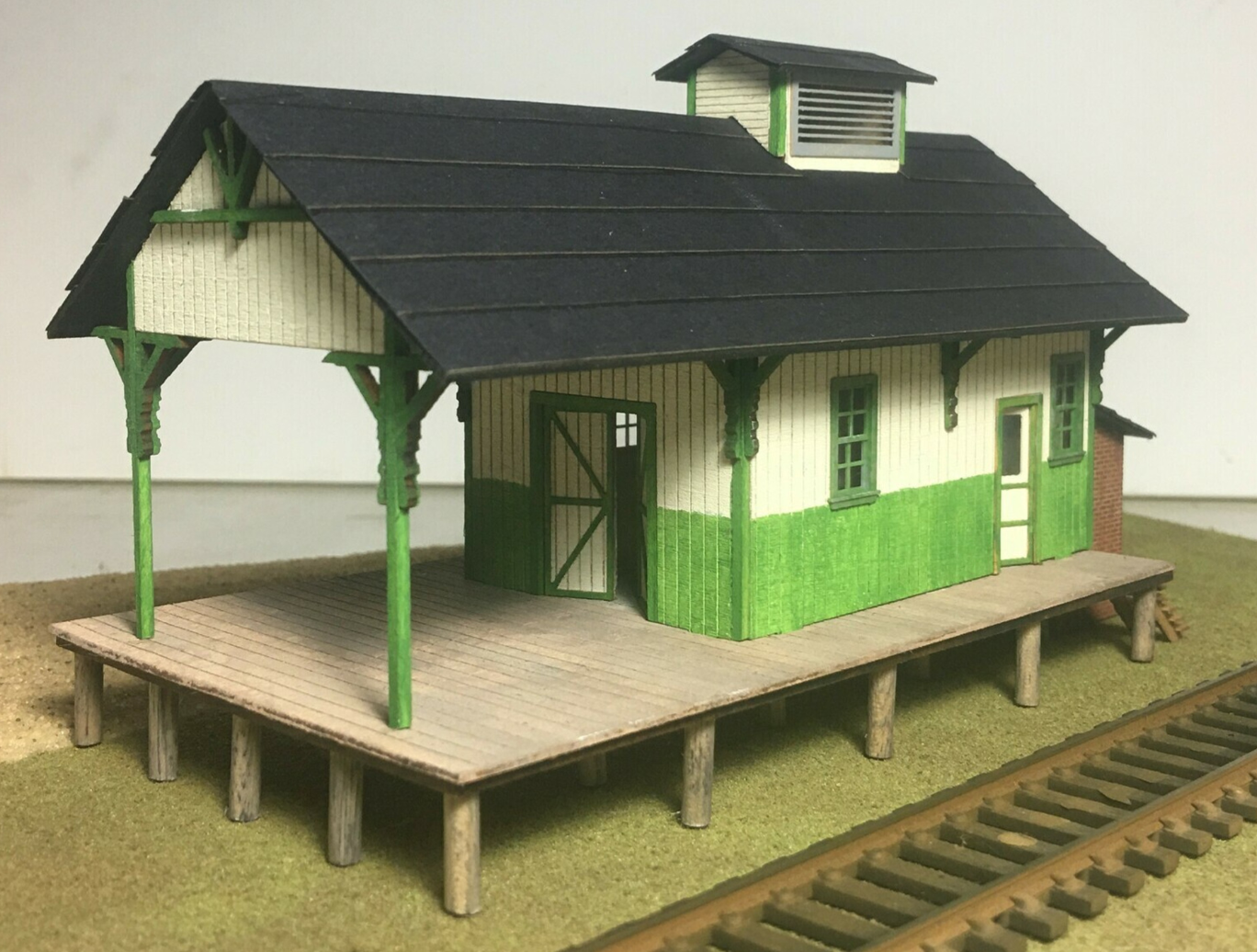 Motrak Models 13300 - McGuirl Transfer Station - N Scale Kit