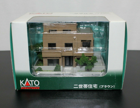 Kato 23-405B N Scale an N scale (1/150 or 1/160) pre-built model structure featuring a 2-family brown residential building modeled after 3651 N. Sheffield Avenue